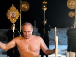 Песков: Путин је и ове године заронио у ледену воду на Богојављење