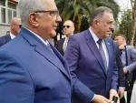 Додик са три прста поздравио демонстранте испред Скупштине Црне Горе