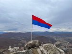 Звечан је вечан: Српска тробојка се поново вијори на тврђави изнад Косовске Митровице