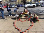 Србија је уз Русију: Цвеће и свеће испред руске амбасаде у Београду