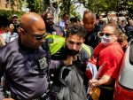 Хаос широм Америке: Стотине студената ухапшено, полиција употребила силу
