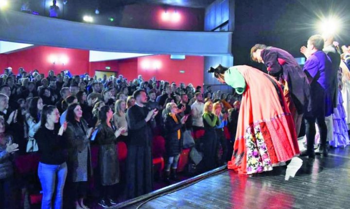 Публика и глумци нису могли да зауставе сузе:  Ансамбл позоришта из Грачанице с посебним емоцијама недавно се вратио из РС