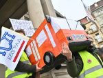 Блокаде и шетње широм Србије: На протестима данас пензионери и део радника ГСП
