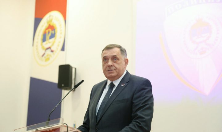 Додик напустио зграду Административног центра, показао три прста