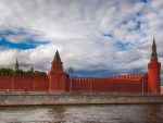 Кремљ: Могући трагови обојене револуције у Србији, имамо поверења у Београд