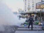 Хаос у Француској: Сукоби демонстраната и полиције, бачене димне бомбе, 300 ухапшених /видео/