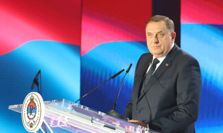 Додик уз снимак дефилеа у Бањалуци: Српска стоји усправно, има снагу и народ