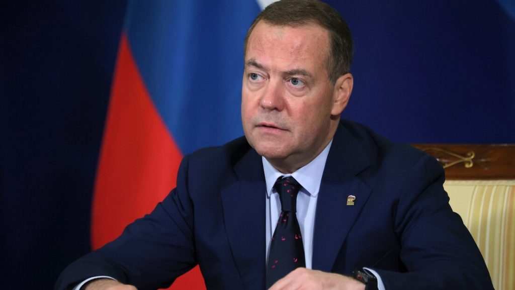 Медведев позвао Немце да смене Мерца јер би могао да их увуче у рат са Русијом